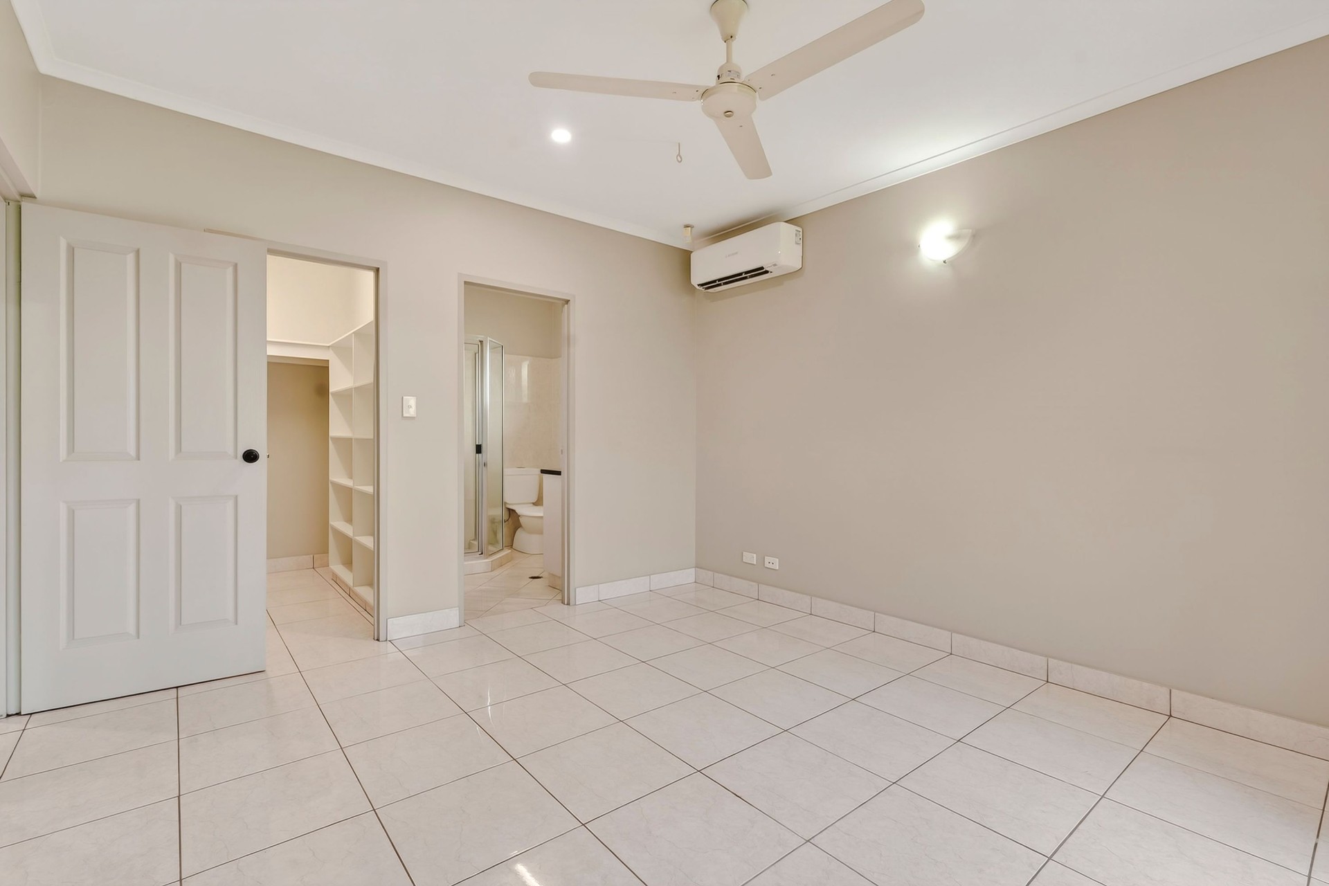 14 Riveren Court, Farrar — master bedroom with ensuite