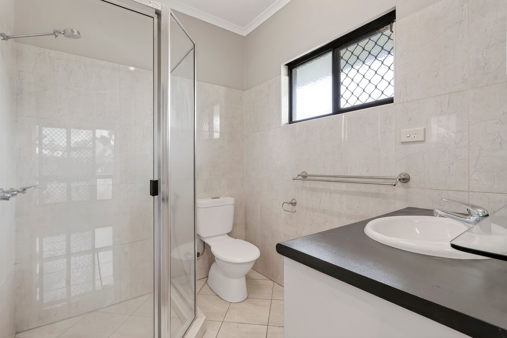 14 Riveren Court, Farrar — ensuite bathroom